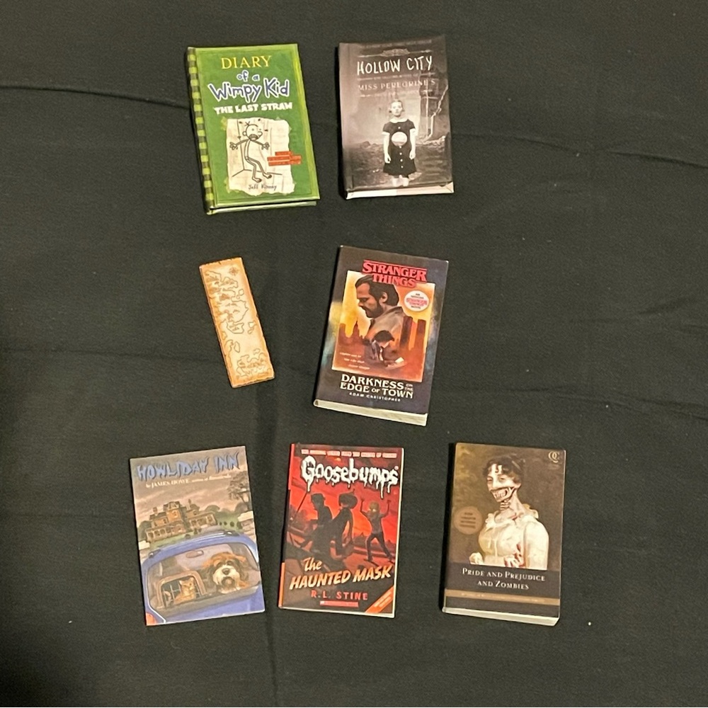 *RESERVED* Mini Brands: Books (Series 1)